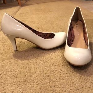 CL by Laundry White Nanette dress pumps